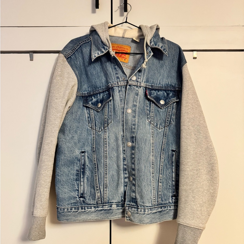 NWOT Levi’s denim Hybrid Hoodie Trucker Jacket